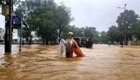 فيتنام تواجه كارثة الفيضانات: مصرع 10 أشخاص وغرق عشرات الآلاف من المنازل