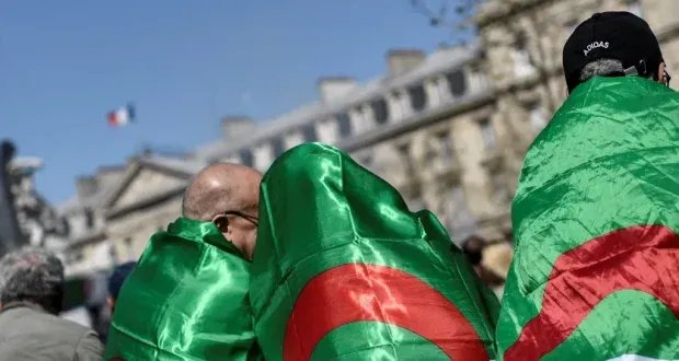 البرلمان الفرنسي يتبنى قرارًا يثير الجدل حول اتفاقية تسهيلات الجزائريين: هل تتجه باريس لإلغائها؟