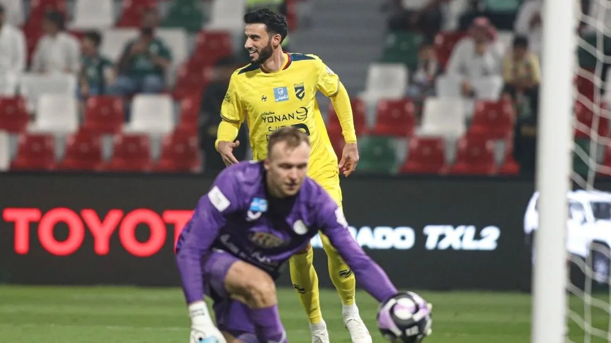 عمر السومة يوسع الفارق في صدارة الهدافين التاريخيين للدوري السعودي بهدفه الأول مع الحزم
