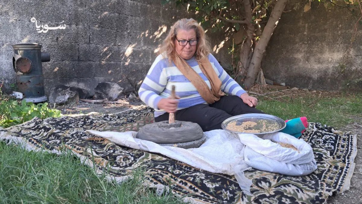 في حماة: أم جعفر تحافظ على الرحى اليدوية إحياءً للتراث والذاكرة