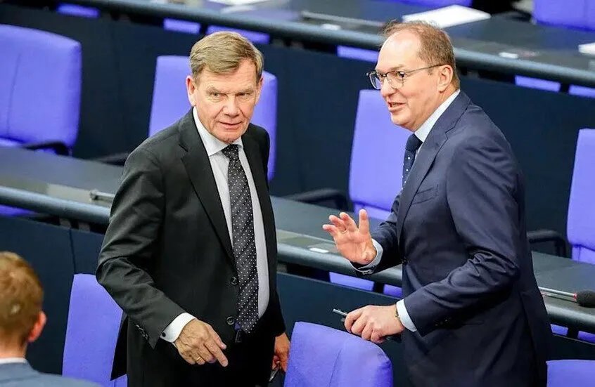 خلافات حادة في الحكومة الألمانية حول ترحيل اللاجئين السوريين: الداخلية والخارجية في مواجهة