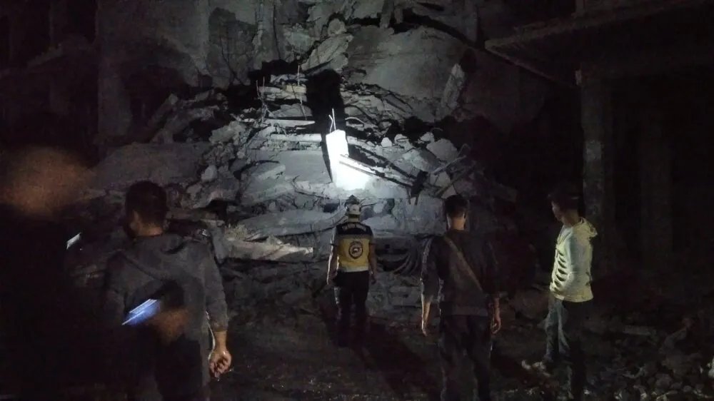 انهيار مبنى سكني في مخيم اليرموك بدمشق بسبب أضرار القصف والأنفاق