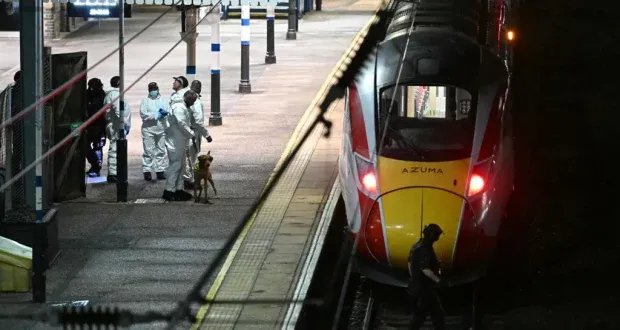 بريطانيا: إصابة 10 أشخاص في حادث طعن جماعي بقطار واعتقال شخصين والتحقيق جار