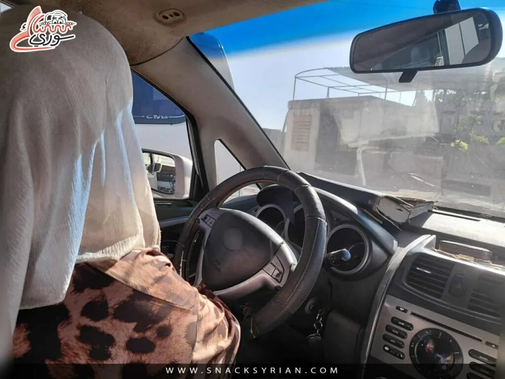 سامية: سائقة تاكسي تتحدى التمييز والصورة النمطية في شوارع دمشق وتُعيل أيتام