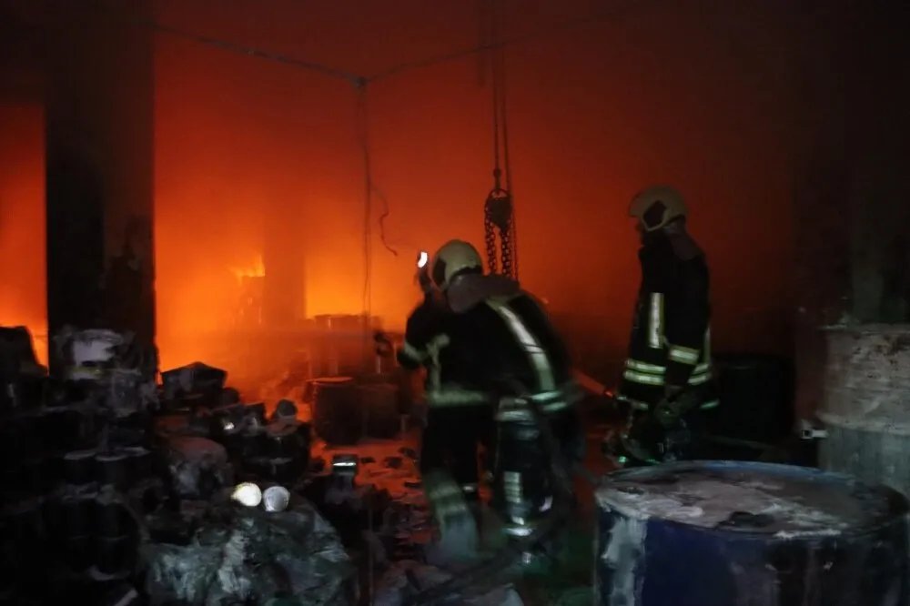 الدفاع المدني السوري يسيطر على حريق ضخم في معمل دهان بريف إدلب