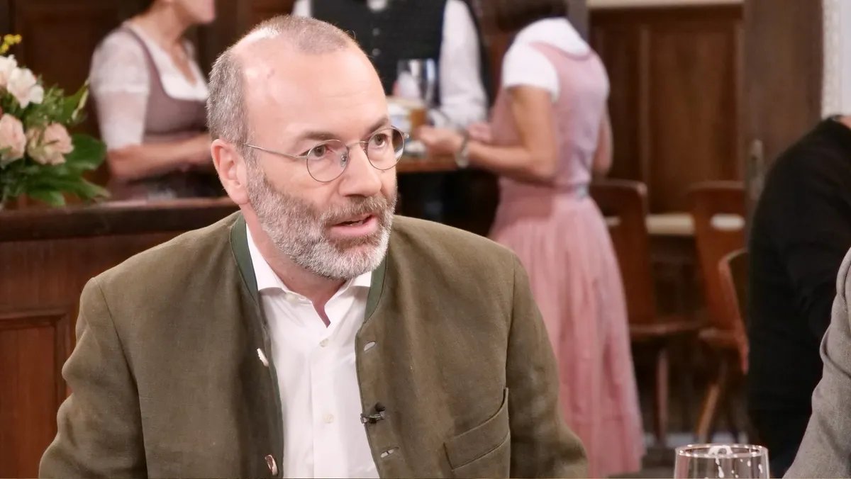 ترحيل اللاجئين السوريين: رئيس حزب الشعب الأوروبي يحذر من التسرع ويدعو إلى الحذر