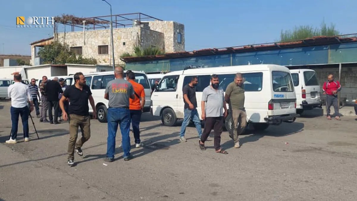 إضراب سائقي جبلة احتجاجاً على خفض الأجور وارتفاع أسعار المحروقات