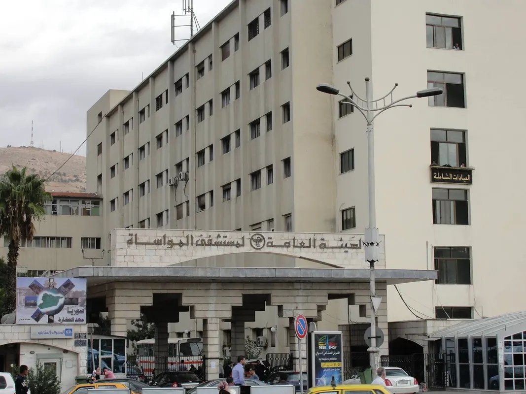 تراجع مشفى المواساة بدمشق عن قرار "جلوس الموظفين" المثير للجدل في حافلات المبيت