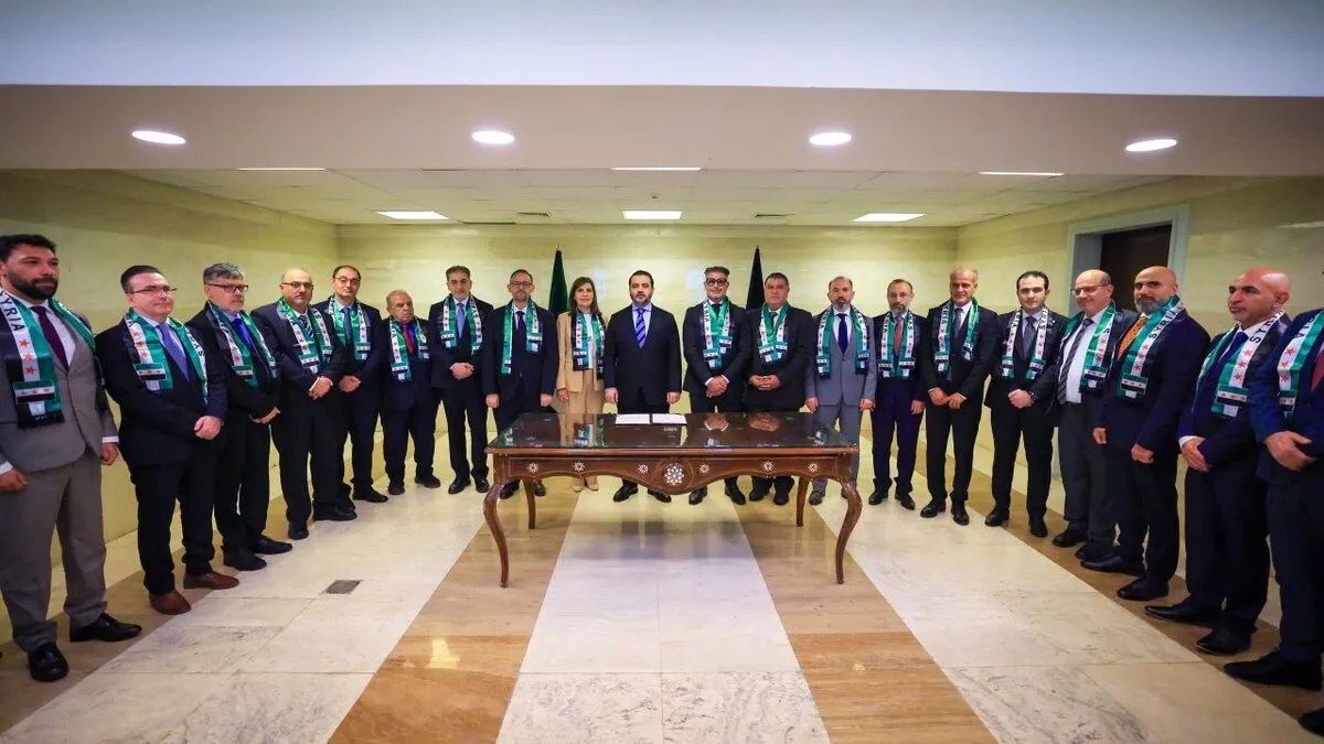 وزير الخارجية السوري يعيد دبلوماسيين منشقين إلى الخدمة بعد اجتماع في دمشق