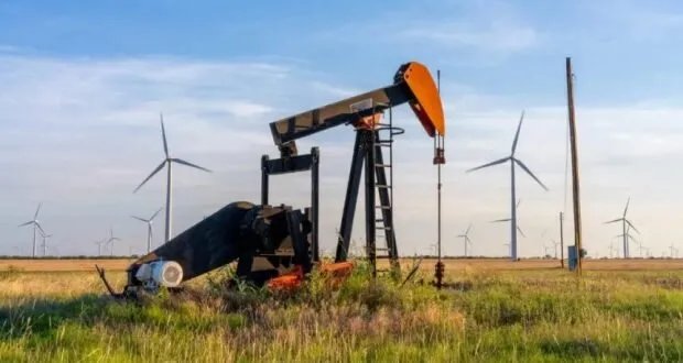 أسعار النفط تهبط وسط مخاوف من تخمة المعروض العالمي