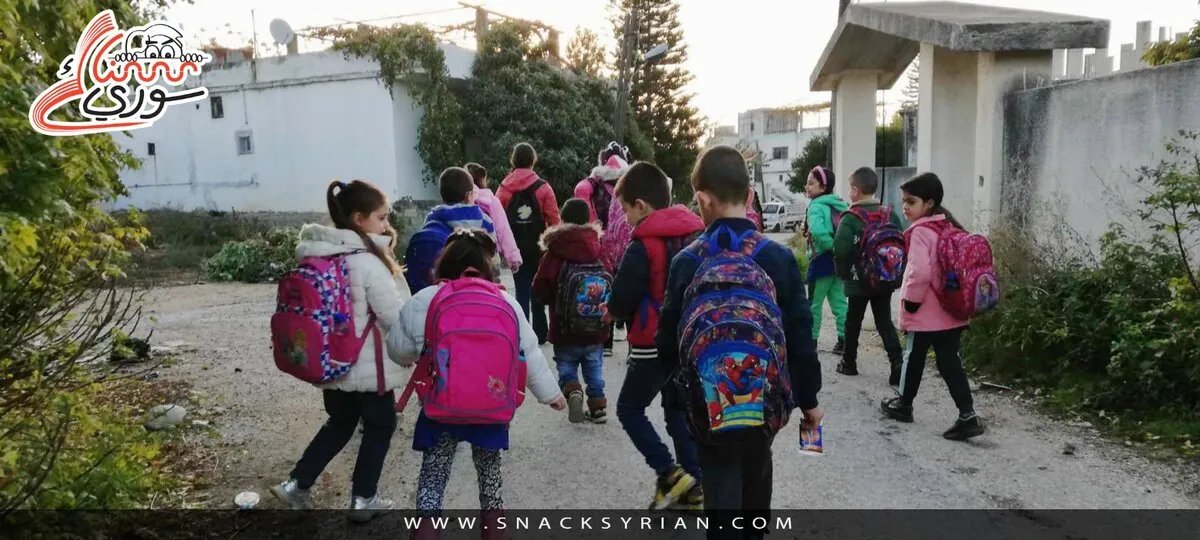 طفل يشكو ثقل حقيبته المدرسية.. هجوم مضاد وتحميل الإندومي المسؤولية!