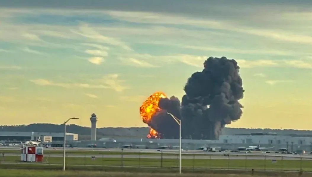 كارثة في كنتاكي: مصرع سبعة أشخاص في تحطم طائرة شحن تابعة لـ UPS قرب مطار لويزفيل