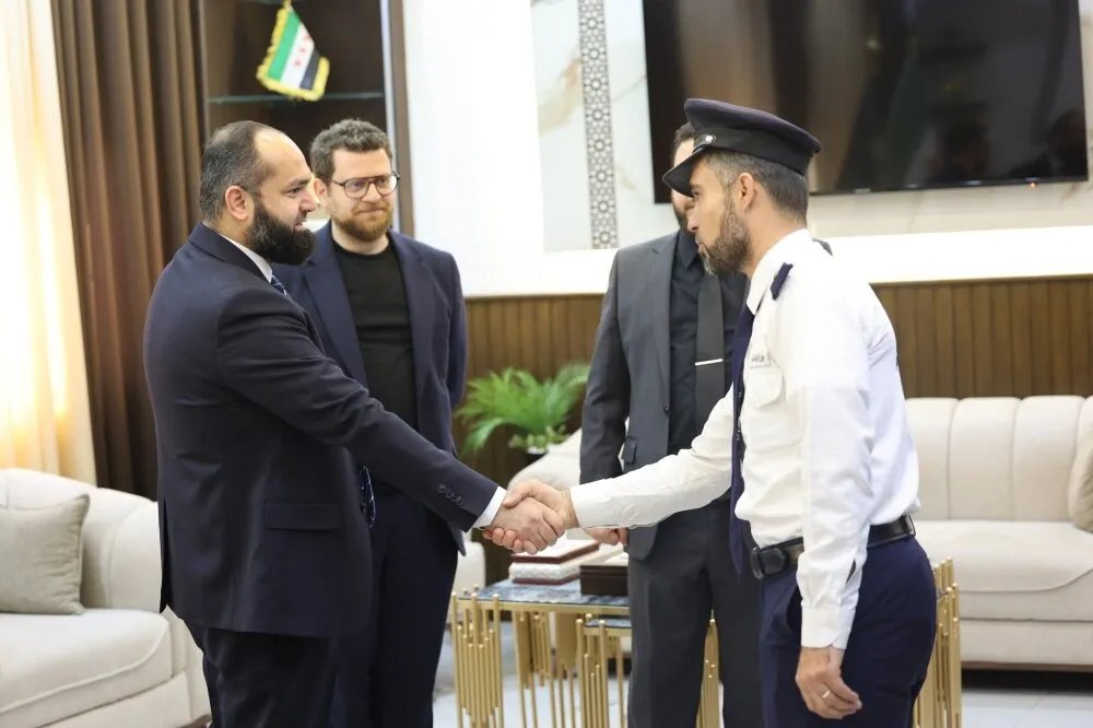 تكريم شرطي مرور في دمشق لالتزامه وتفانيه في عمله رغم محاولة الاعتداء عليه