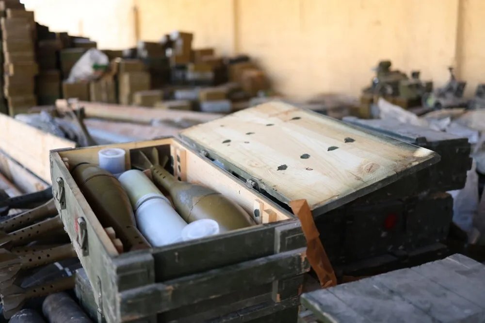 إدلب: الأمن الداخلي يفكك شبكة تهريب أسلحة ويضبط كميات كبيرة في سرمدا