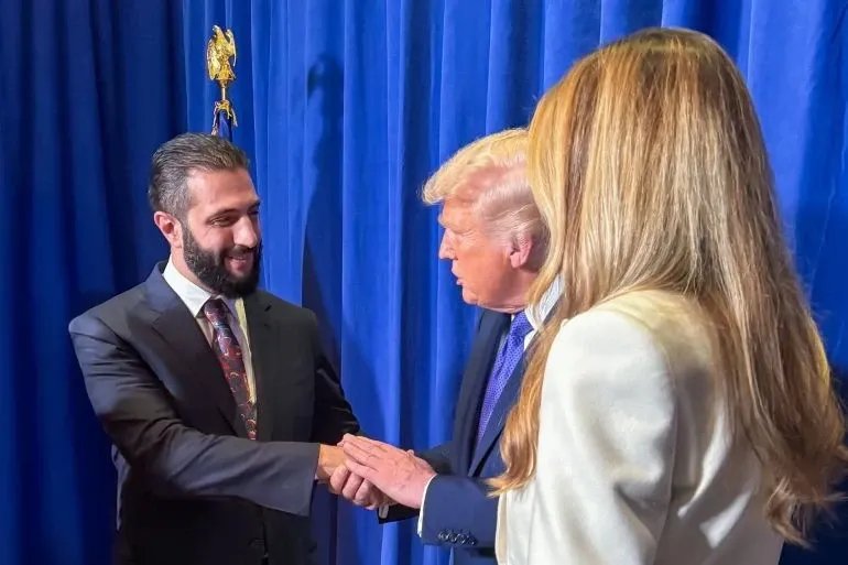 ترامب يصف الشرع بـ "الرجل القوي" وقرار رفع العقوبات يثير نقاشاً دولياً واسعاً