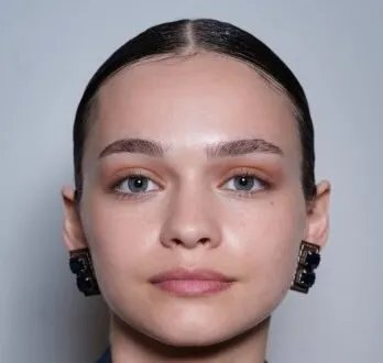 دليل شامل للحواجب الفاتحة والطبيعية: أحدث صيحات خريف 2025