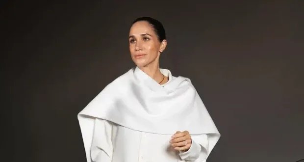 عودة مفاجئة: ميغان ماركل تخطف الأنظار بإطلالة بسيطة في موقع تصوير فيلم جديد