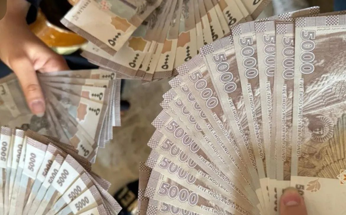 تراجع طفيف للدولار في السوق السوداء السورية اليوم السبت: نظرة على أسعار الصرف والذهب