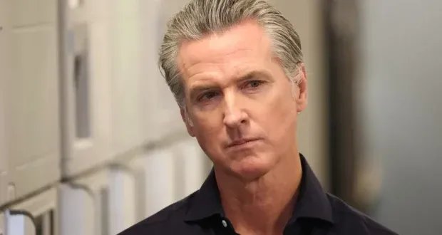 غافن نيوسوم: حاكم كاليفورنيا يبرز كخصم قوي لدونالد ترامب وطموحات رئاسية لعام 2028