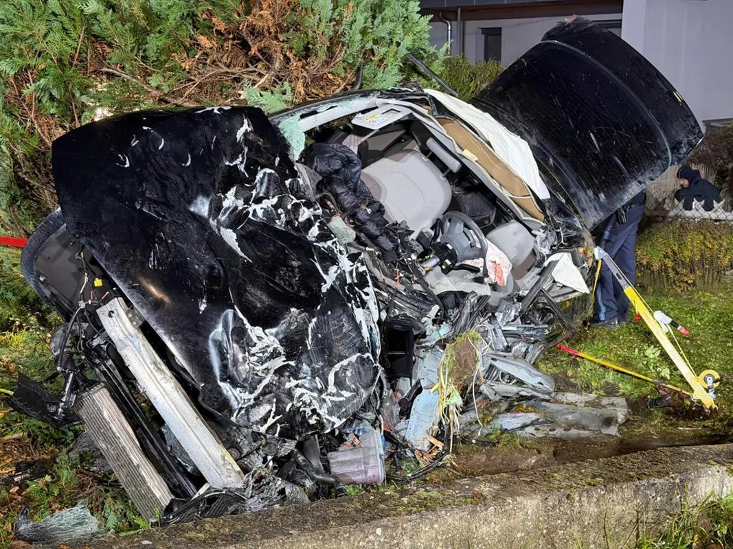 بافاريا الألمانية: سيارة تطير 50 متراً في حادث مروع ونجاة شابين بأعجوبة