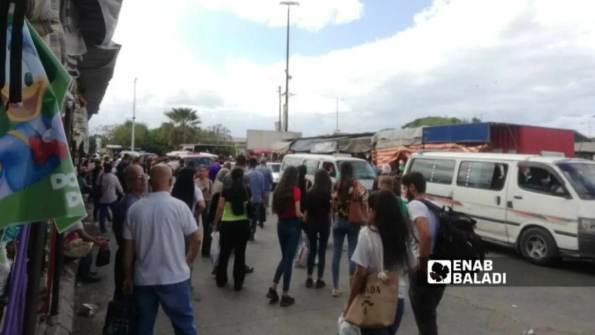 إضراب سائقي السرافيس في جبلة احتجاجًا على تسعيرة الأجور وتخفيضها