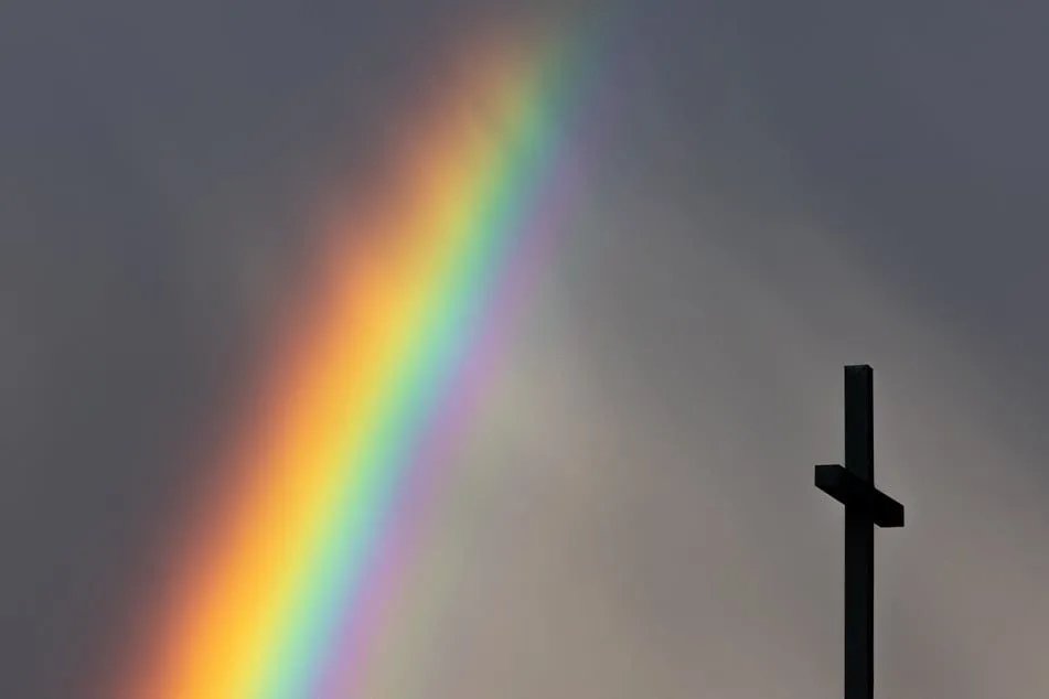 الكنيسة الإنجيلية في برلين تدافع عن قسيسة باركت أربعة رجال: 'ليس زواجًا رسميًا'