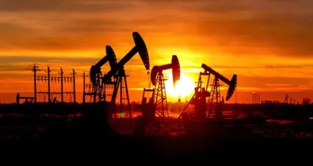 أسعار النفط تقفز مع التفاؤل بإنهاء الإغلاق الحكومي في الولايات المتحدة