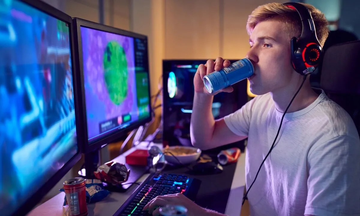 مشروبات الطاقة: خطر داهم يهدد صحة وعقول الأطفال والمراهقين.. ما هي المخاطر وكيف نتجنبها؟