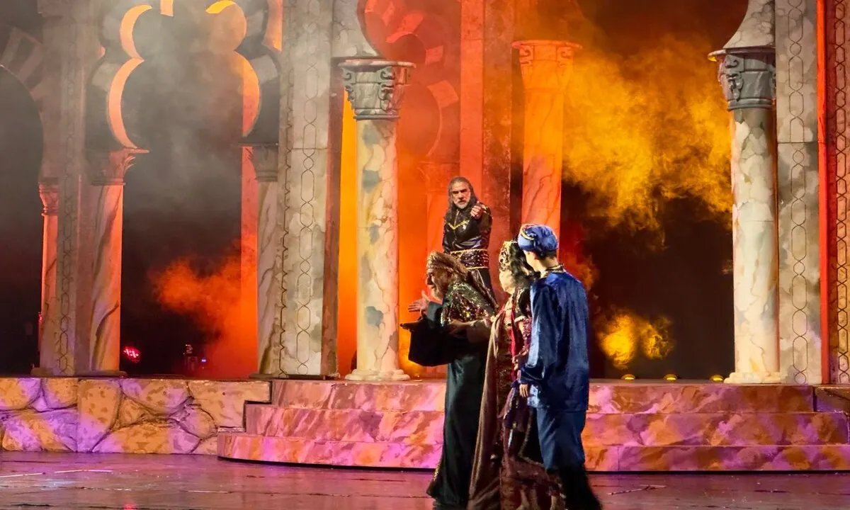 مسرحية "وردة إشبيلية": صراع الحب والحرب يجسد مأساة الأندلس بقضايا معاصرة