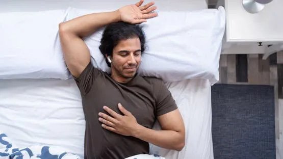 تحذير طبي: النوم بسماعات الأذن يزيد خطر الإصابة بالخرف