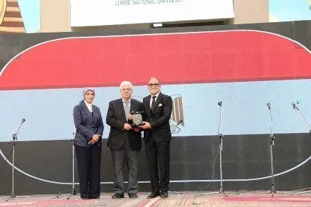 تكريم الدكتور أسامة أبونار مصمم الهوية البصرية لجامعة الأقصر الأهلية