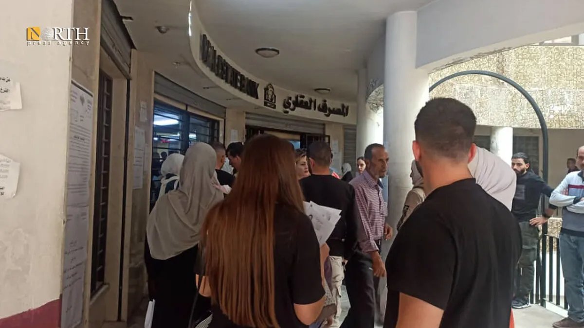 خبير اقتصادي يقترح حلولاً لأزمة الازدحام على الصرافات: التحول الرقمي هو الأساس