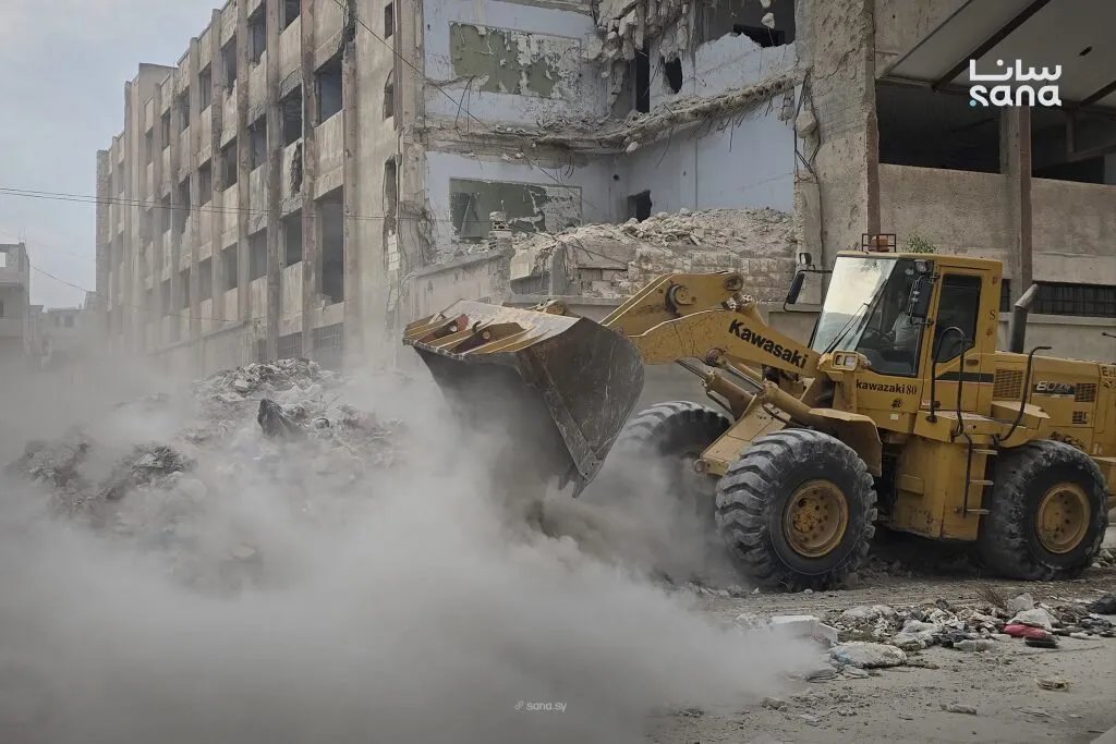 حمص تستعيد رونقها: حملات مكثفة لإزالة الأنقاض وترميم الطرق في عدة أحياء