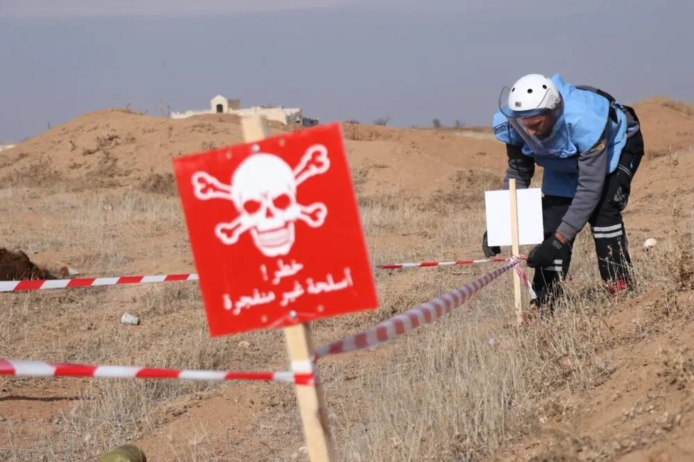 إصابة شاب خطيرة بانفجار لغم من مخلفات الحرب في ريف حماة