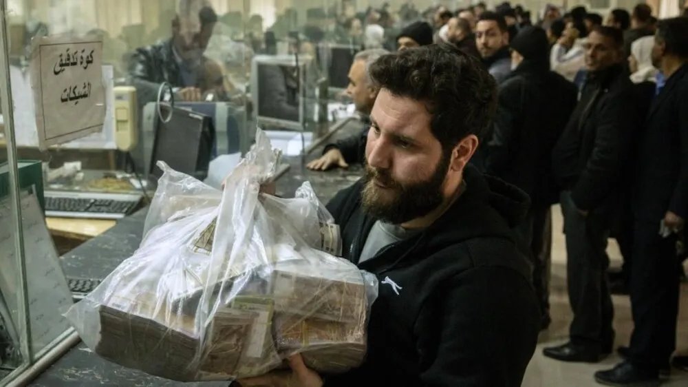 خبير اقتصادي: طباعة عملة جديدة أو حذف الأصفار لن يحل أزمة التضخم في سوريا