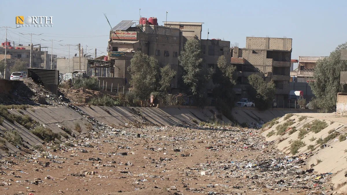 كارثة بيئية في الحسكة: نهر جقجق يتحول إلى مكب للنفايات بسبب الجفاف