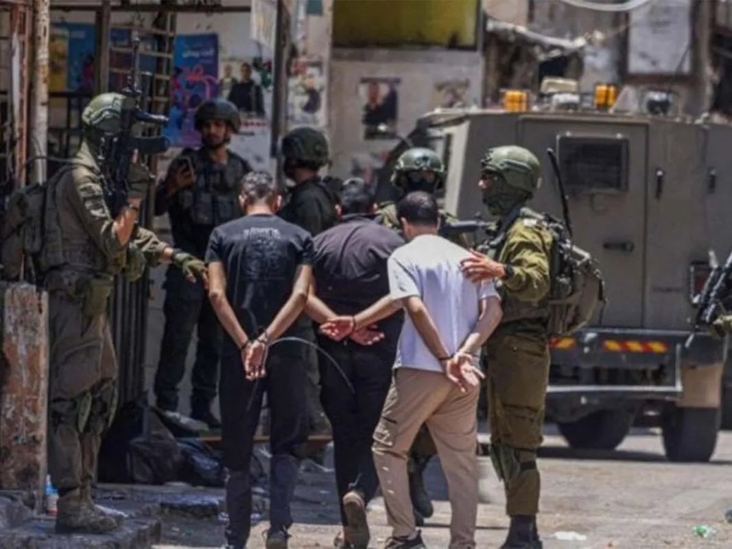 تصاعد التوتر في الضفة الغربية: قوات الاحتلال تعتقل 25 فلسطينياً ومستوطنون يحرقون مسجداً في سلفيت