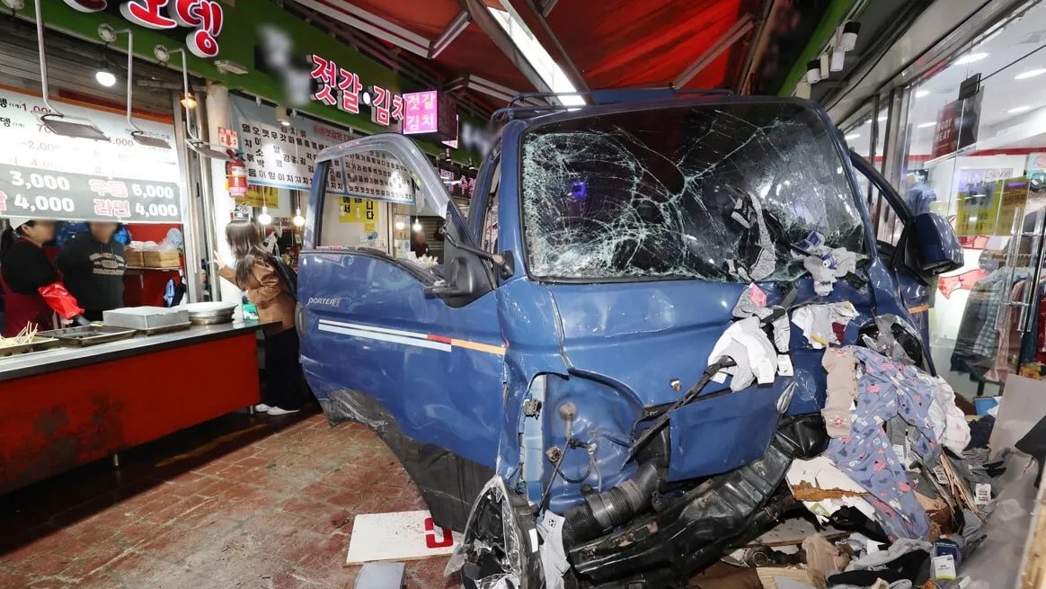 مأساة في كوريا الجنوبية: مصرع شخصين وإصابة 18 في حادث دهس بشاحنة داخل سوق شعبي