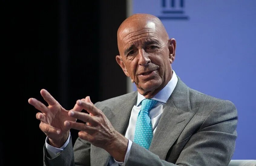 توم باراك: زيارة الرئيس الشرع لواشنطن تمثل تحولاً تاريخياً في العلاقات السورية الأمريكية وإلغاء قانون قيصر قادم