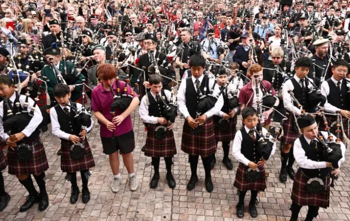 ملبورن تحطم الأرقام القياسية: 374 عازف مزمار يقدمون تحية لـ AC/DC