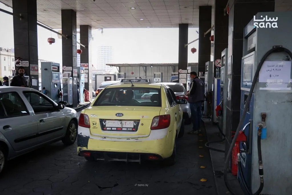 تخفيض أسعار المشتقات النفطية في سوريا يلقى ترحيباً واسعاً: خطوة نحو تخفيف الأعباء المعيشية وتحسين الاقتصاد