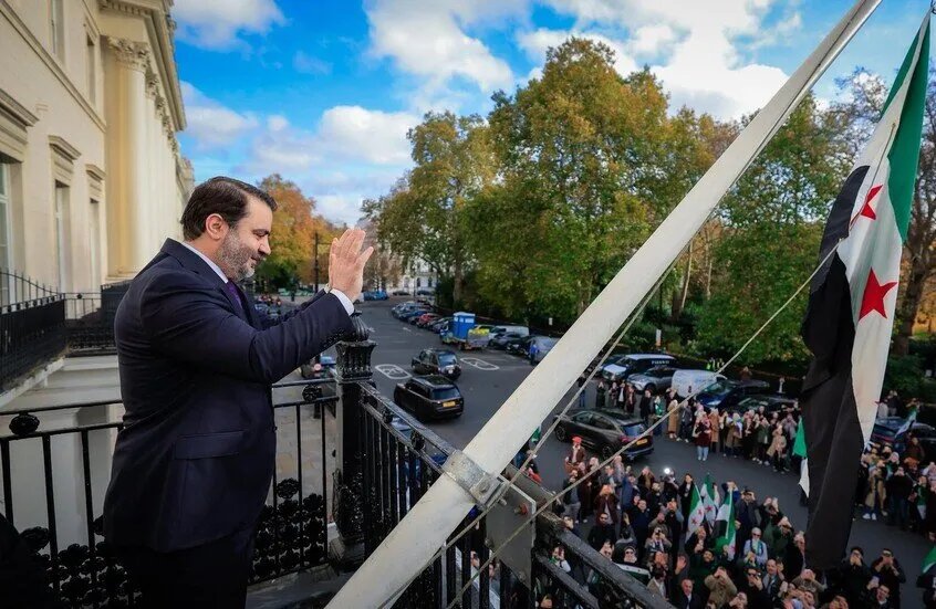 بعد عقود من العزلة: افتتاح السفارة السورية في لندن بحضور الشيباني