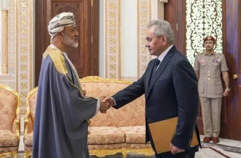 شويغو يسلم رسالة بوتين إلى سلطان عمان ويؤكد على عمق العلاقات العربية الروسية وتعزيز التعاون العسكري التقني