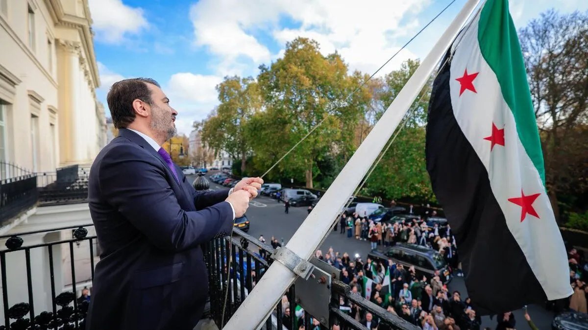 بعد 13 عامًا من الإغلاق: سوريا تفتتح سفارتها في لندن وتعلن عودتها إلى العالم