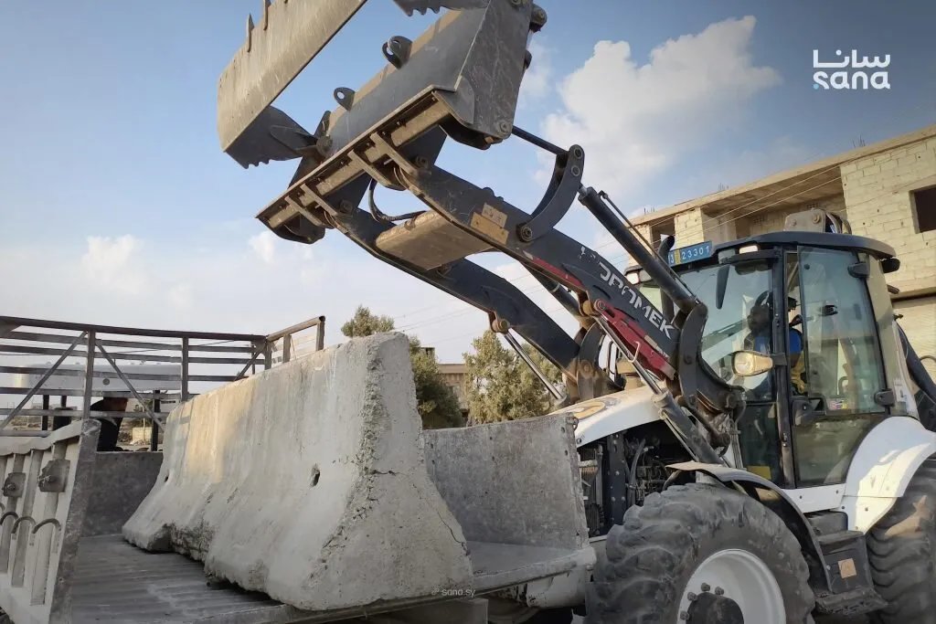 حملة مكثفة لإزالة الأنقاض وتأهيل الطرق في قرية الرفيد بريف القنيطرة