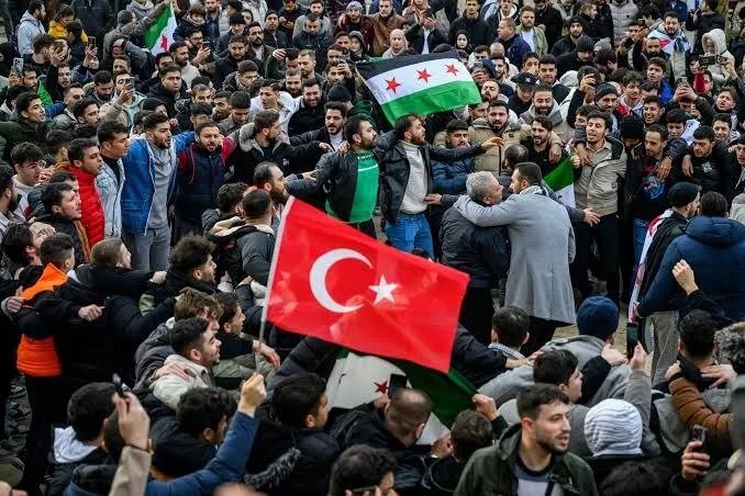 بعد عودة مليون سوري: لاجئون في تركيا يطالبون بفتح الزيارات إلى وطنهم