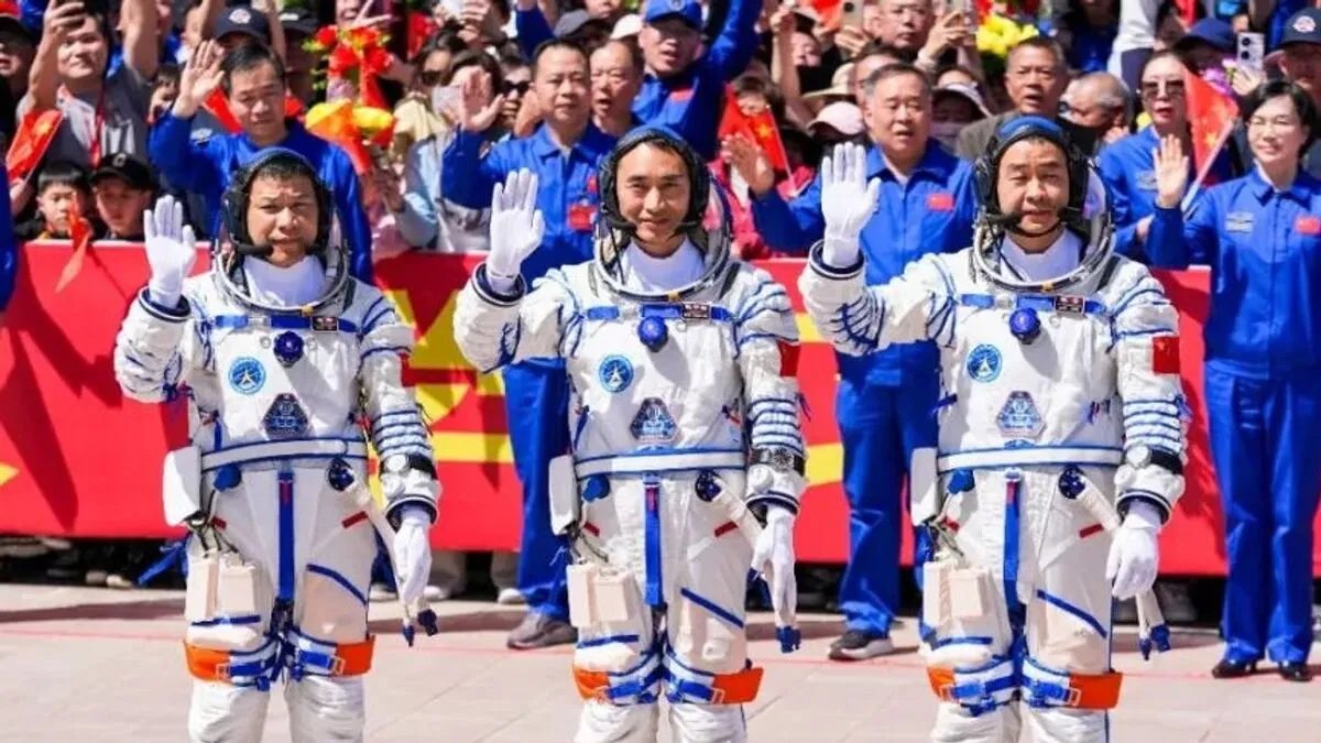 عودة رواد الفضاء الصينيين الثلاثة إلى الأرض بعد حادث اصطدام في الفضاء