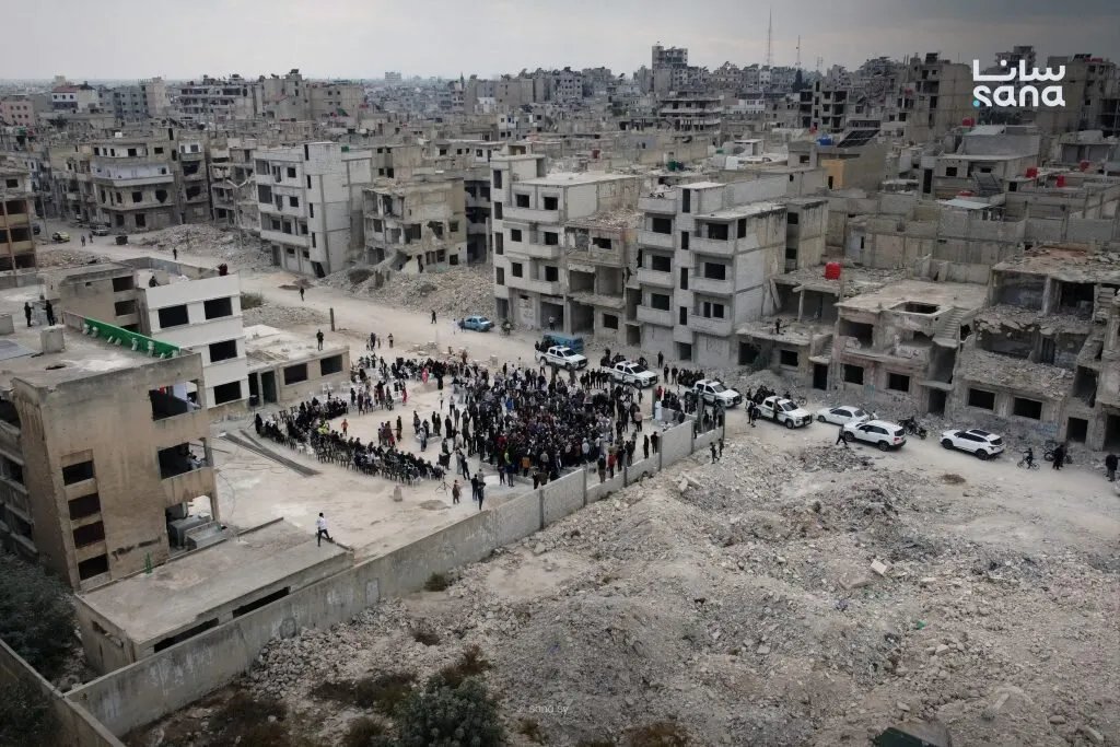 حمص: إقامة صلاة الجمعة على أنقاض جامع النور إيذاناً ببدء إعادة الإعمار