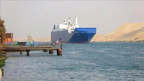 تراجع الدولار وتأثيره على إيرادات قناة السويس: هل حان وقت تغيير عملة الرسوم؟