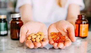 قوة التآزر الغذائي: كيف تعمل الفيتامينات معًا لتحسين صحتك؟